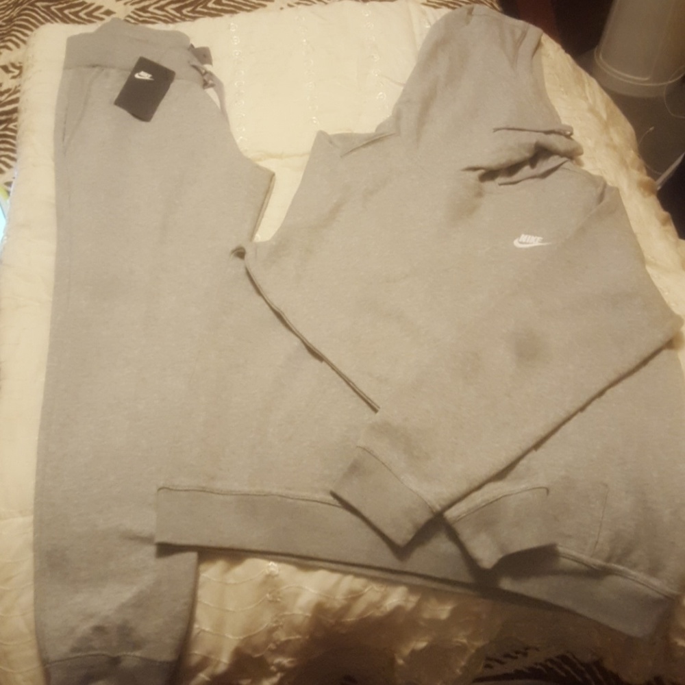 Nike woman sport jogging suit.
